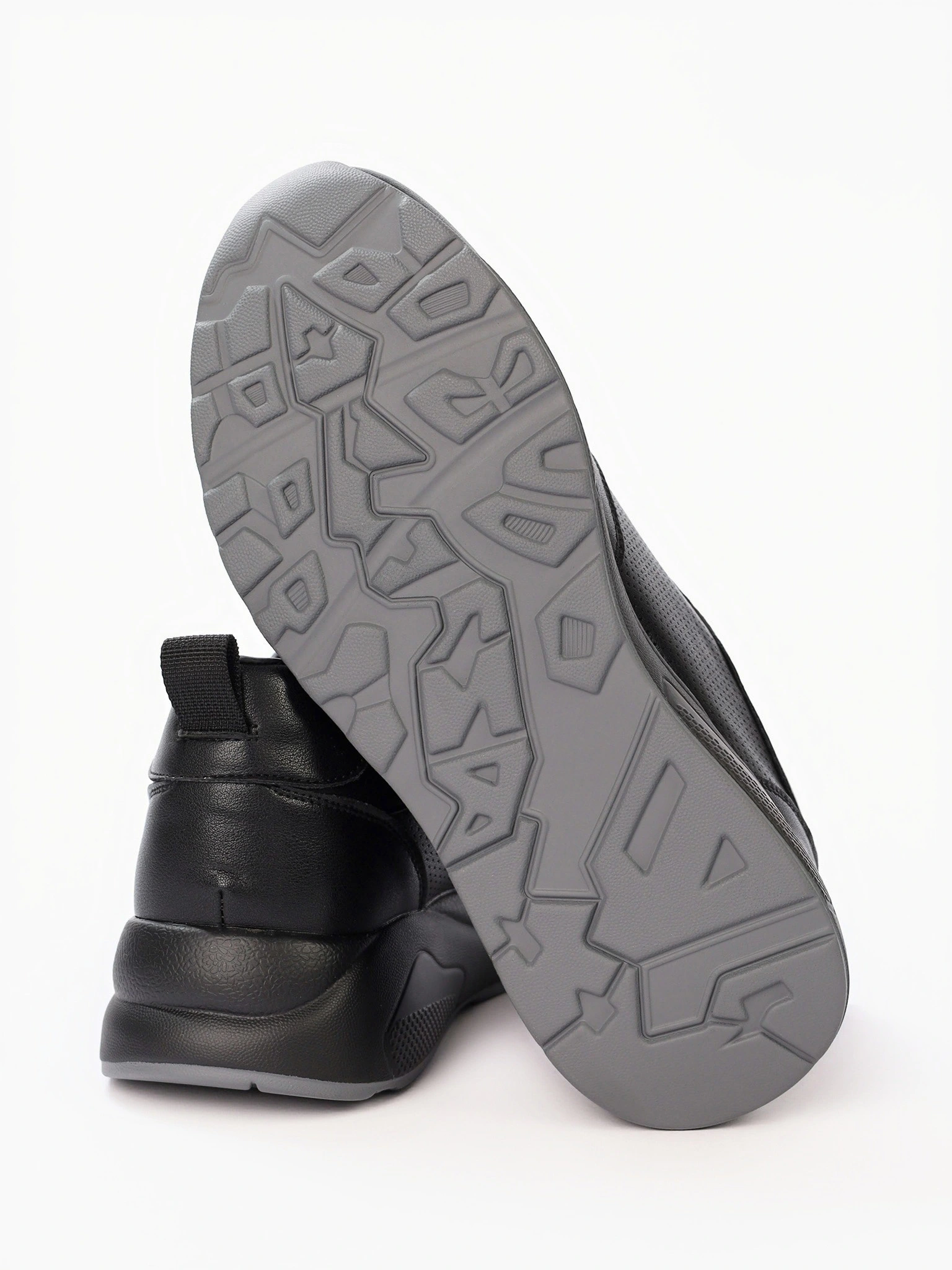 Кроссовки черного цвета на средней платформе